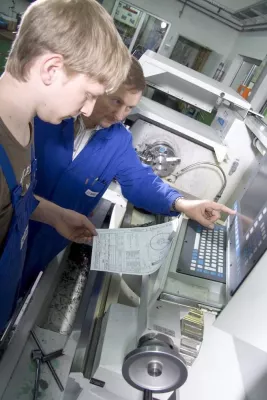 Bild: WEILER Präzisions-Drehmaschinen auf der EMO: Für Erfolg in Ausbildung und Produktion