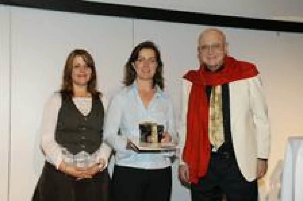 Dr. Elisabeth Decker, Geschäftsführung der Meavision Media (Mitte), nimmt den Preis entgegen.