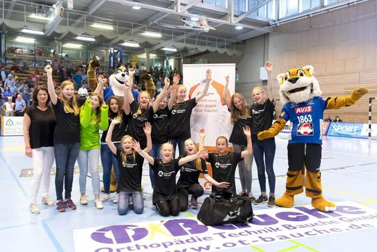 Neue Trikots für die D-Jugendhandballerinnen vom TSV Pansdorf