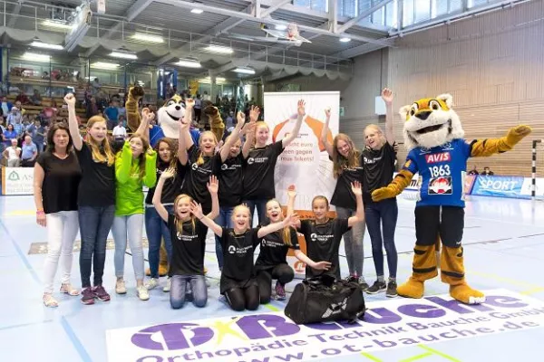 Bild: Neuer Trikotsatz wird an Handballerinnen vom TSV Pansdorf übergeben