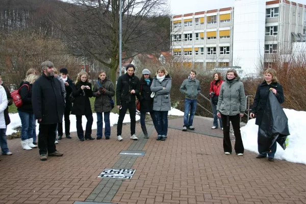 Bild: Studierende zeigen Verbundenheit mit der Hochschule Harz und enthüllen neuen Stein am „Walk of Fame“
