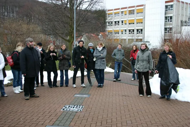 Bild: Studierende zeigen Verbundenheit mit der Hochschule Harz und enthüllen neuen Stein am „Walk of Fame“