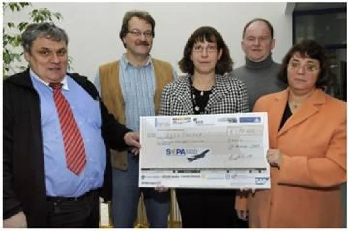 Armin Gerhardt (EFiS AG, links) übergibt den Spenden-Scheck an die Janusz-Korczak-Schule für praktisch Bildbare in Langen