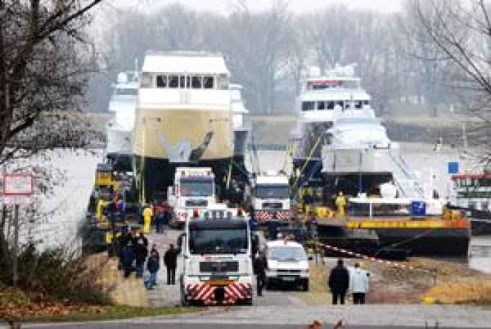 Bild: DB Schenker zur boot 2009 - Gewichtsrekord bei Luxusyachten