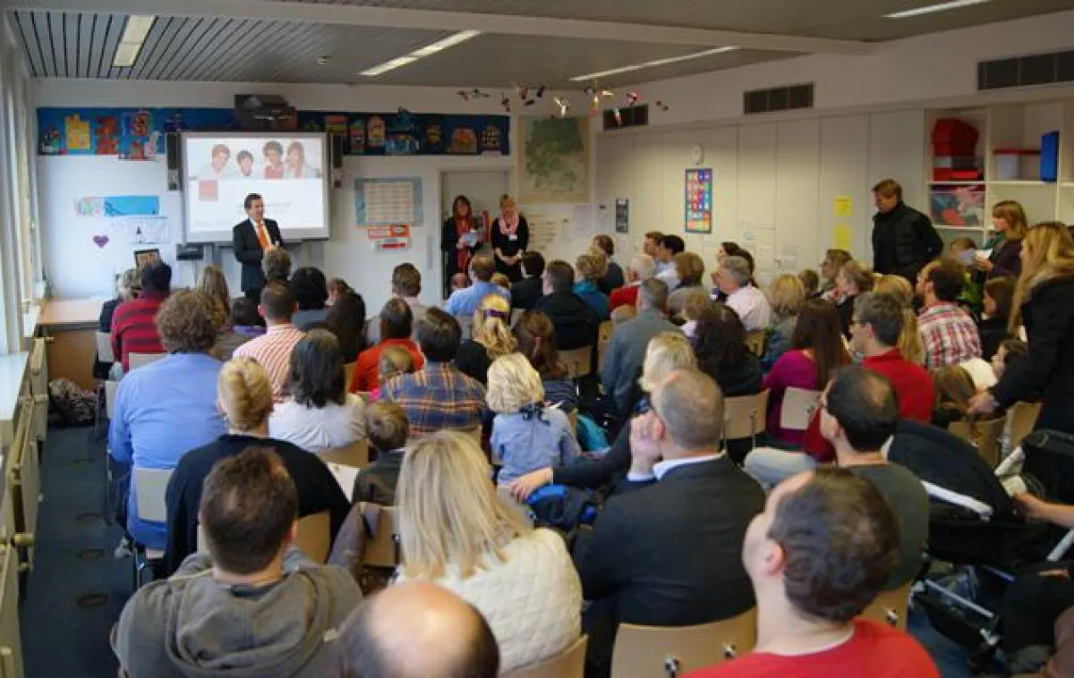 Schulleiter Detlev Drascher informiert interessierte Eltern über das Schulkonzept der MUNDANIS