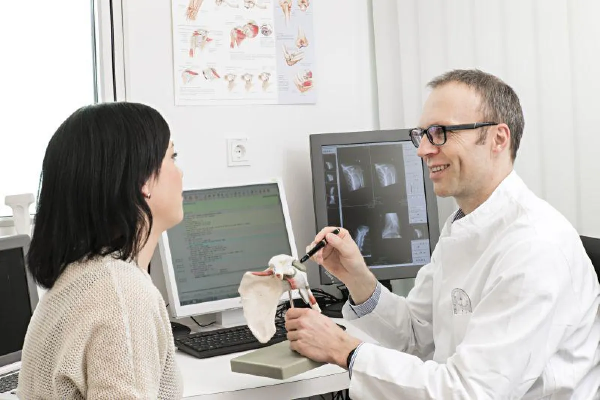 Dr. Kircher erklärt einer Patientin den Aufbau der Schulter