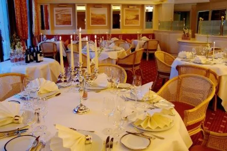 Yachthafenresidenz Hohe Düne: Duett aus Tee und Dinner Bild: Yachthafenresidenz Hohe Düne: Duett aus Tee und Dinner