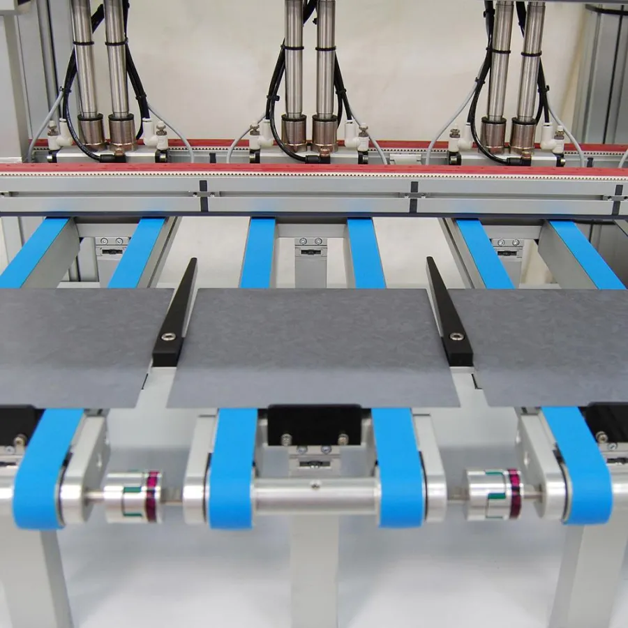 Das Montech Vakuum-Transportband führt mehrere Spuren auf eine Spur zusammen und umgekehrt von einer Spur auf Mehrere.