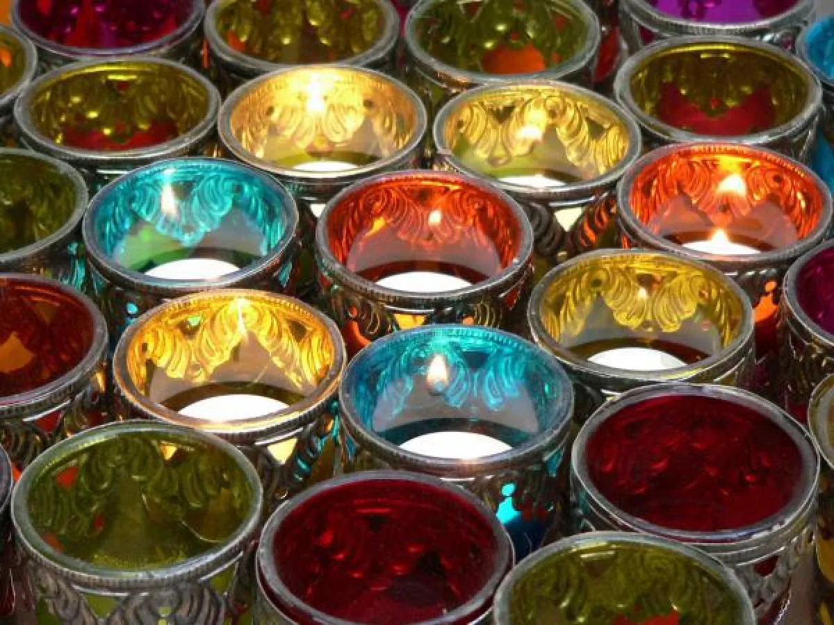 Warmes Licht schaffen Teelichte in filigranen Glässchen. Fotovermerk: Gütegemeinschaft Kerzen