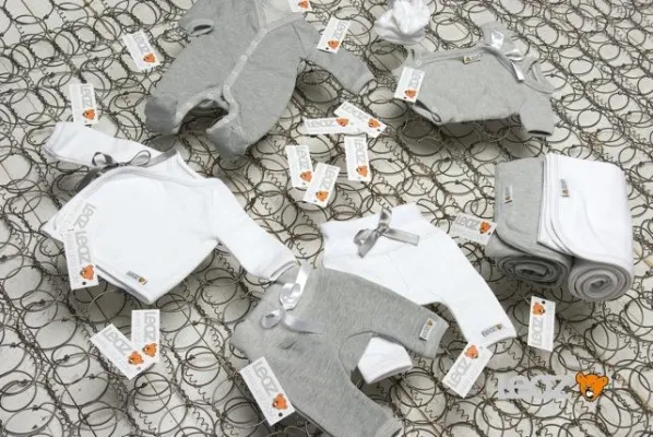 Bild: NEU: leoz - baby`s selection textile Babyerstausstattung, Basics in Weiß und Grau