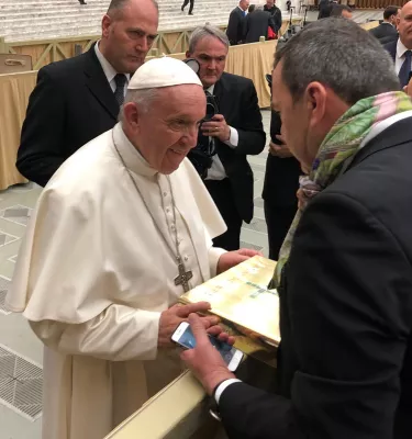 Künstlerbibel aus Deutschland kommt in den Vatikan Bild: Künstlerbibel aus Deutschland kommt in den Vatikan