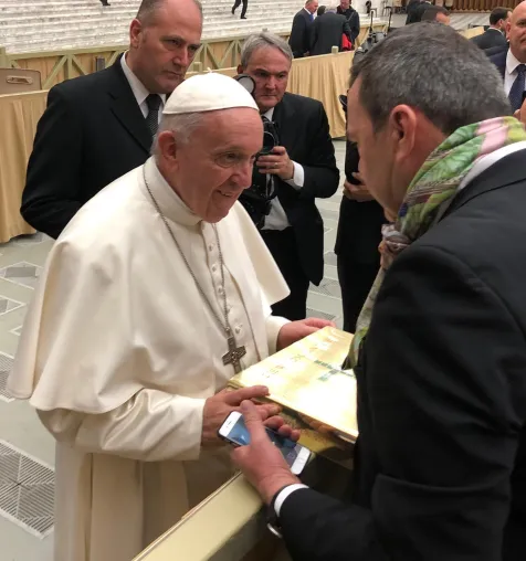 Bild: Künstlerbibel aus Deutschland kommt in den Vatikan