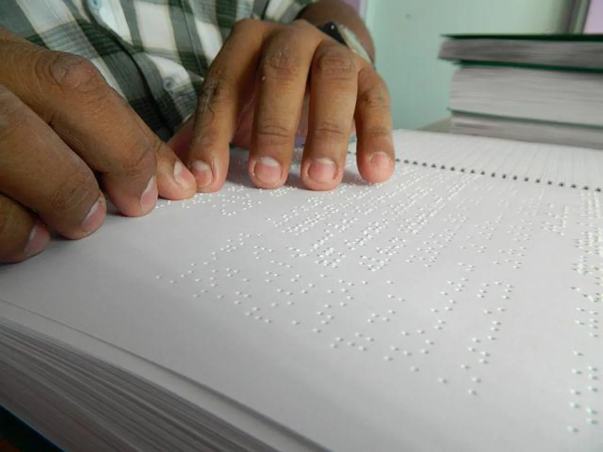 Lesen der Bibel in Braille-Schrift (Foto: Weltbibelhilfe)
