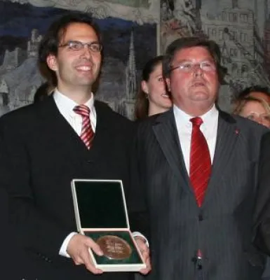 Bild: Matthias Beckert nimmt im Namen des Ökumenischen Hochschulchors die Kulturmedaille der Stadt Würzburg entgegen