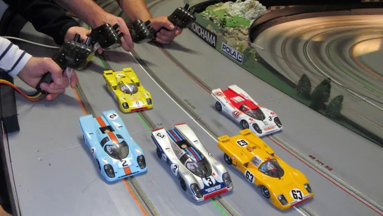 Bild: Modellrennbahnen sind ihr Hobby