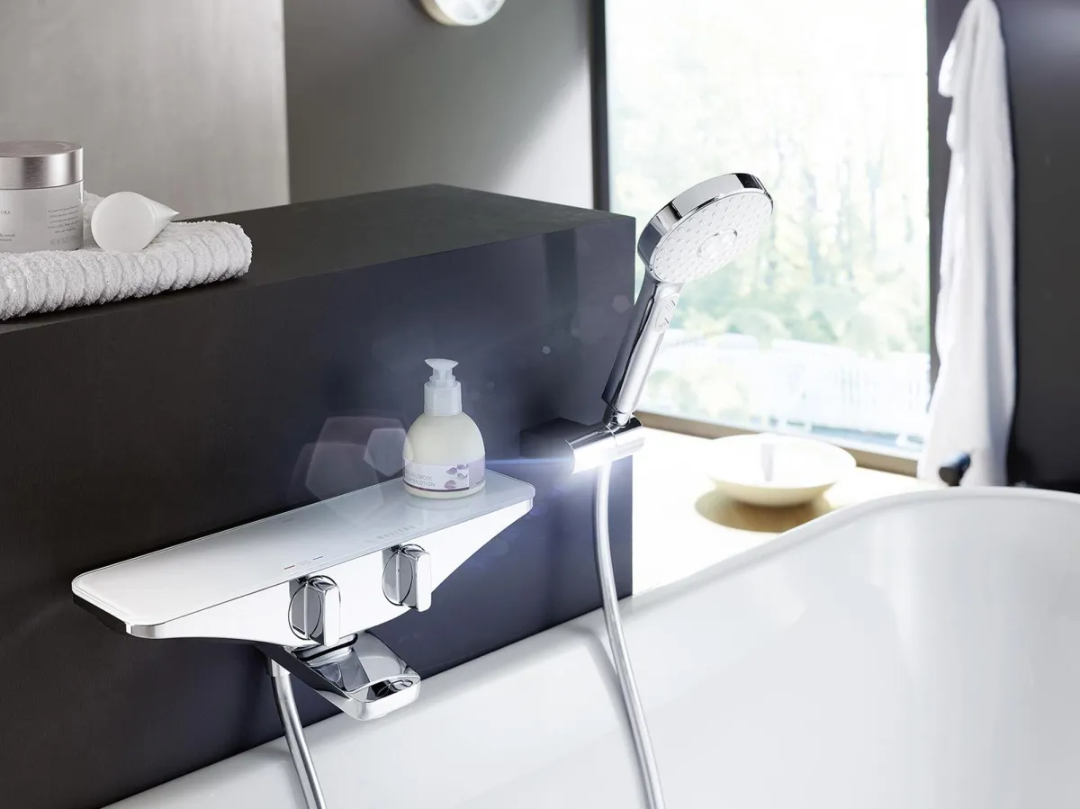 Komfort und Ästhetik vereint: der HANSAEMOTION-Thermostat für die Wanne. Foto: Hansa Armaturen GmbH