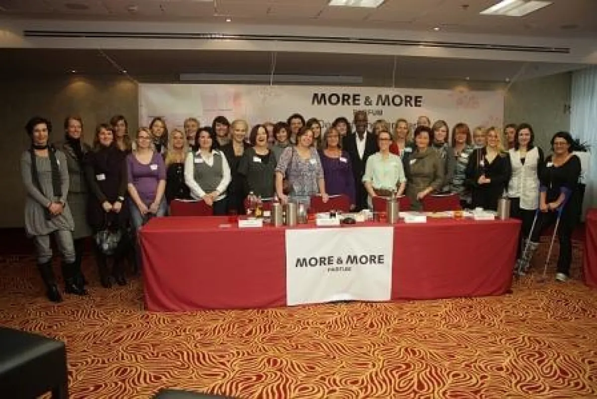 TV-Star Bruce Darnell mit Kandidatinnen bei Deutschlands großem Stil-Check in Köln