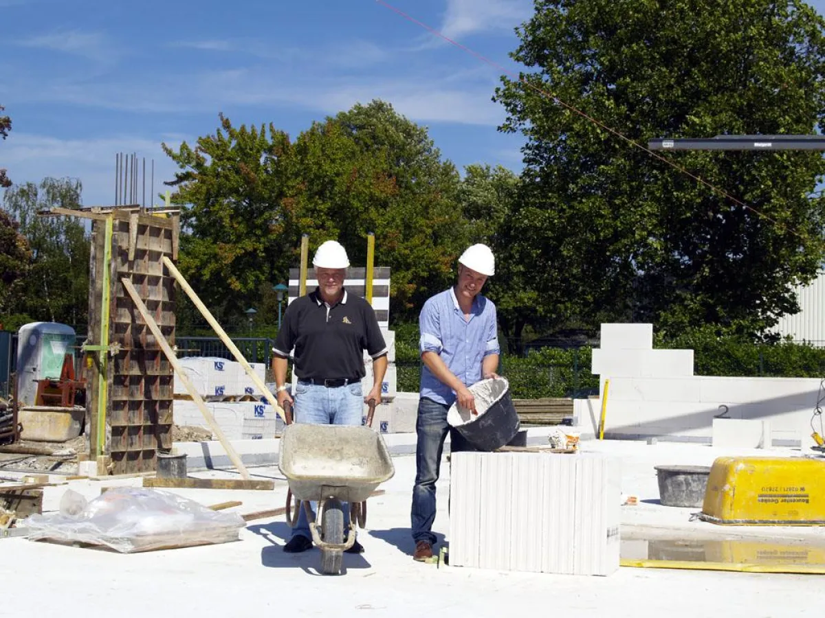 Die Geschäftsführer Hans-Jürgen und Pierre Ludigkeit freuen sich auf den neuen Firmensitz.