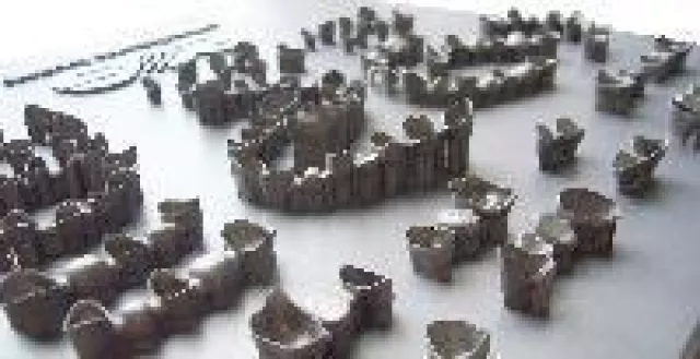 Bild: Laser-Sinter-Verfahren von EOS ermöglicht automatisierte Fertigung von individuellen Zahnkronen und -Brücken