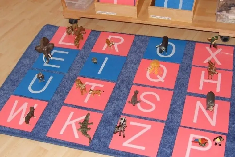 Bild: Wie kommt das Kind in die Montessori-Schule?