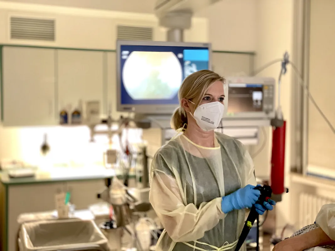 Chefärztin Patricia Faßbender führt eine Darmspiegelung mit der neuen CAD EYE-Technologie durch. (© Steffen Gerhards)