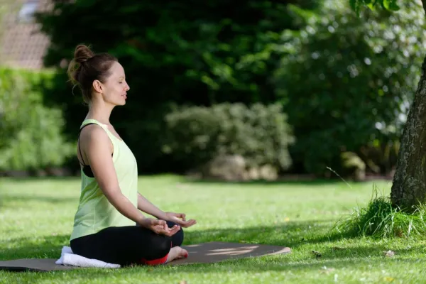Bild: Auszeit mit der besten Freundin im Grünen - Yoga im Ringhotel Sellhorn