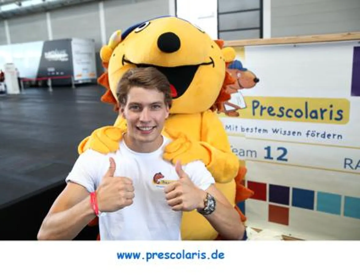 Das Prescolaris Maskottchen - Igel Eddi - mit dem Schauspieler Raúl Richter