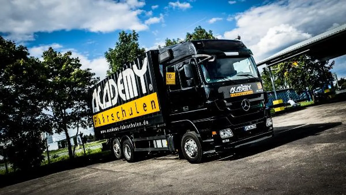 Mit Fahrstilassistent unterwegs: Mercedes Actros der ACADEMY Fahrschule Truck+Bus Rhein-Main GmbH