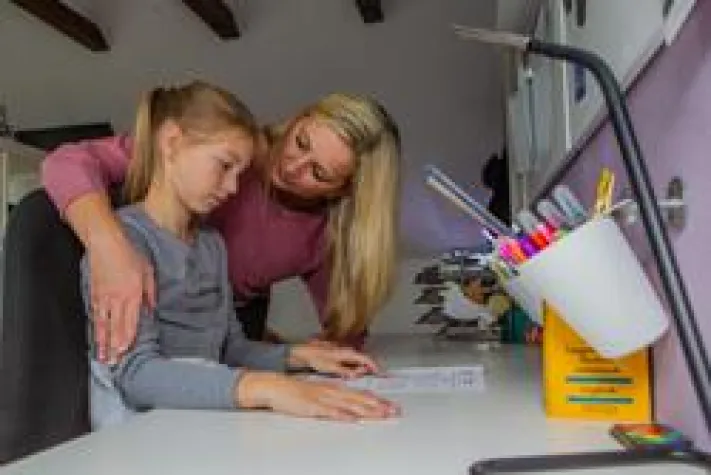 Bild: Halbjahreszeugnis: Gute Noten belohnen, schlechte bestrafen?