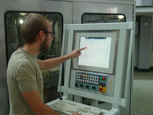 Fertigungsprozesse im Leichtbau online steuern und kontrollieren Bild: Fertigungsprozesse im Leichtbau online steuern und kontrollieren