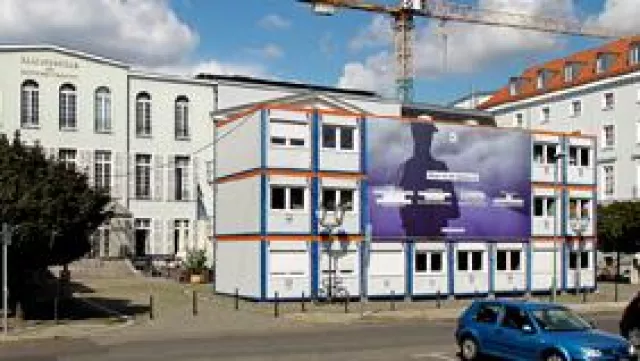 Bild: Containerburg für Berliner Theater