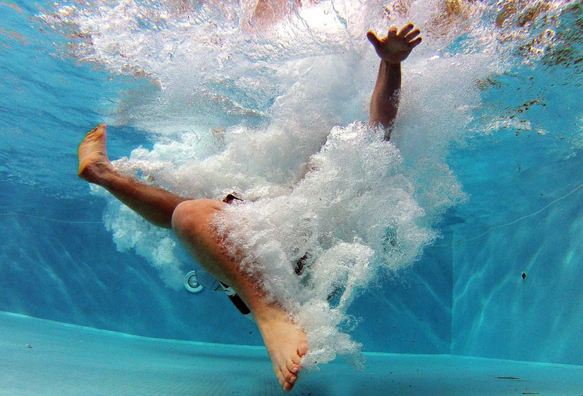 Institut für Hörgesundheit warnt: Wasserdicht heisst nicht wasserdicht. Bild von Morschy/Pixabay