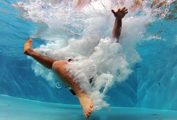 Bild: Hörgeräte: Vorsicht beim sommerlichen Wasserspaß