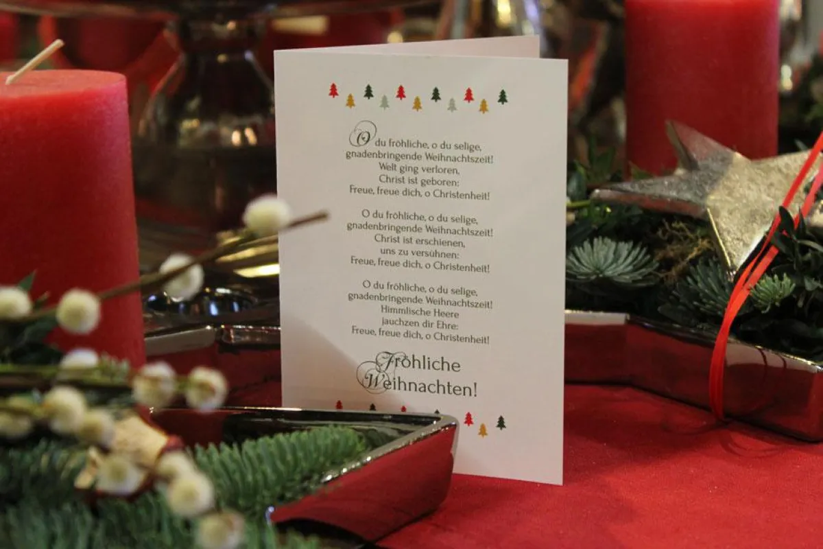 Traditionelle Weihnachtslieder und Gedichte geschmachvoll gestaltet