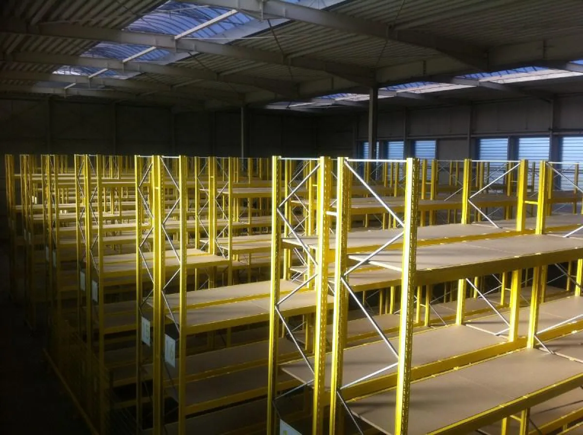 Auf fünf Ebenen bietet das Regal Platz für 1.800 Paletten.