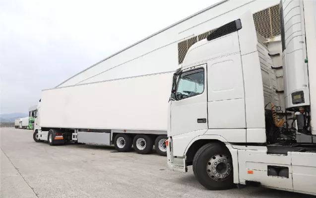 Bild: Hängende Textilien aus Marokko: Effiziente und innovative LKW-Transporte nach Deutschland