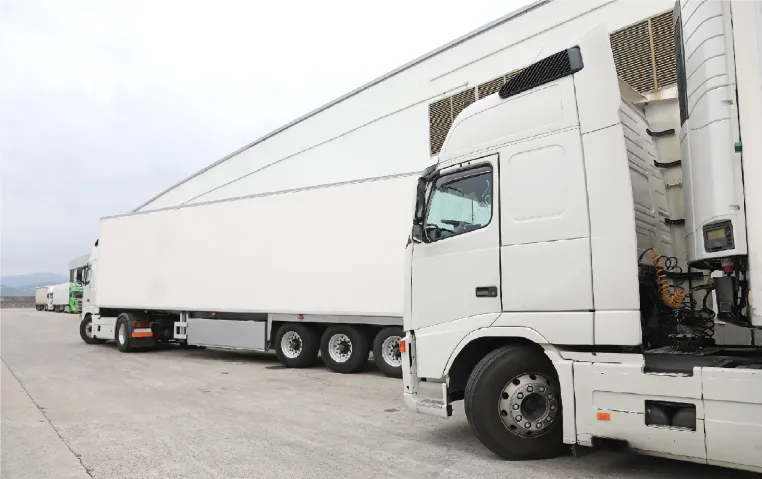 Bild: Hängende Textilien aus Marokko: Effiziente und innovative LKW-Transporte nach Deutschland