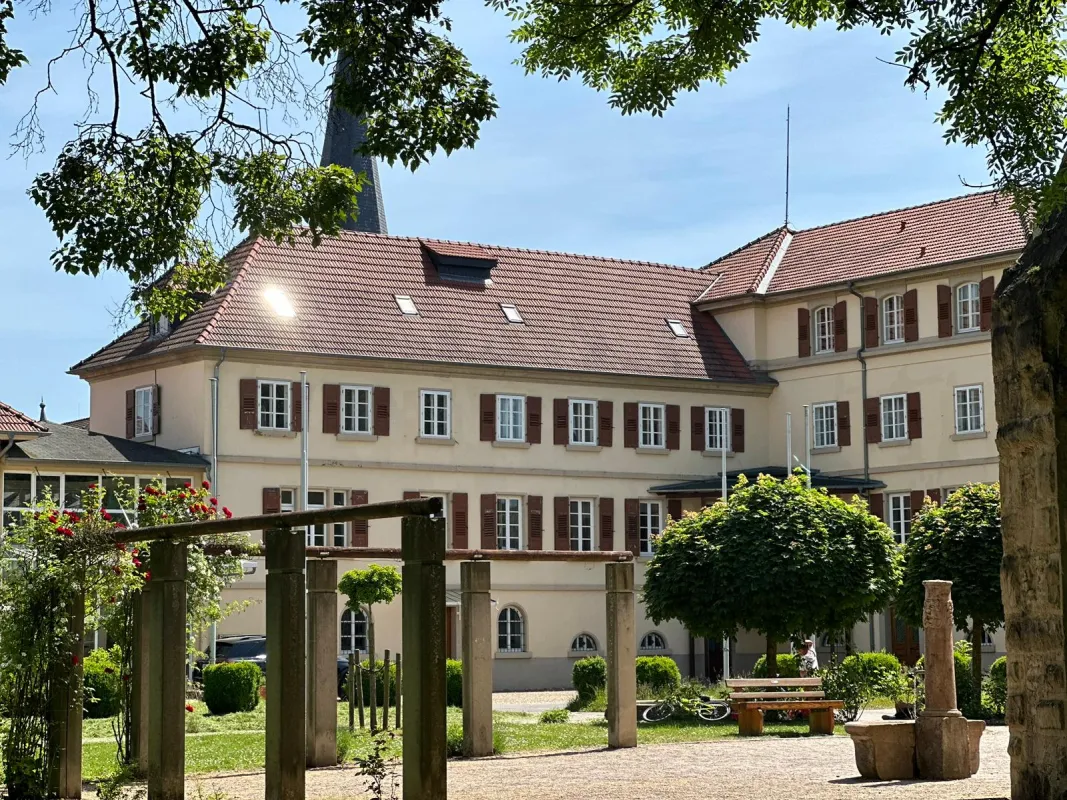Inmitten eines großen Parks gelegen am Rande des Kraichgaus. (© Swen Schmidt)