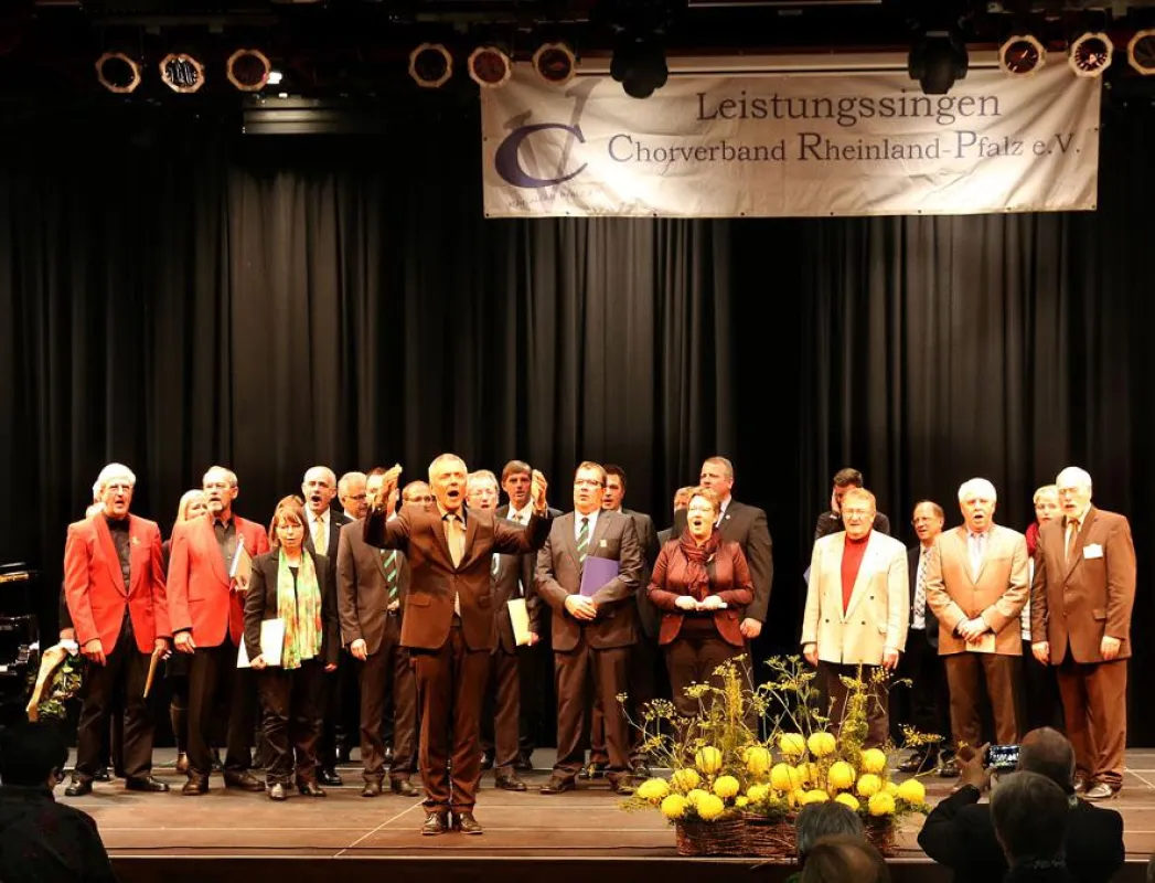 Vorsitzende und Chorleiter nahmen die Meisterchor-Auszeichnungen in Empfang.