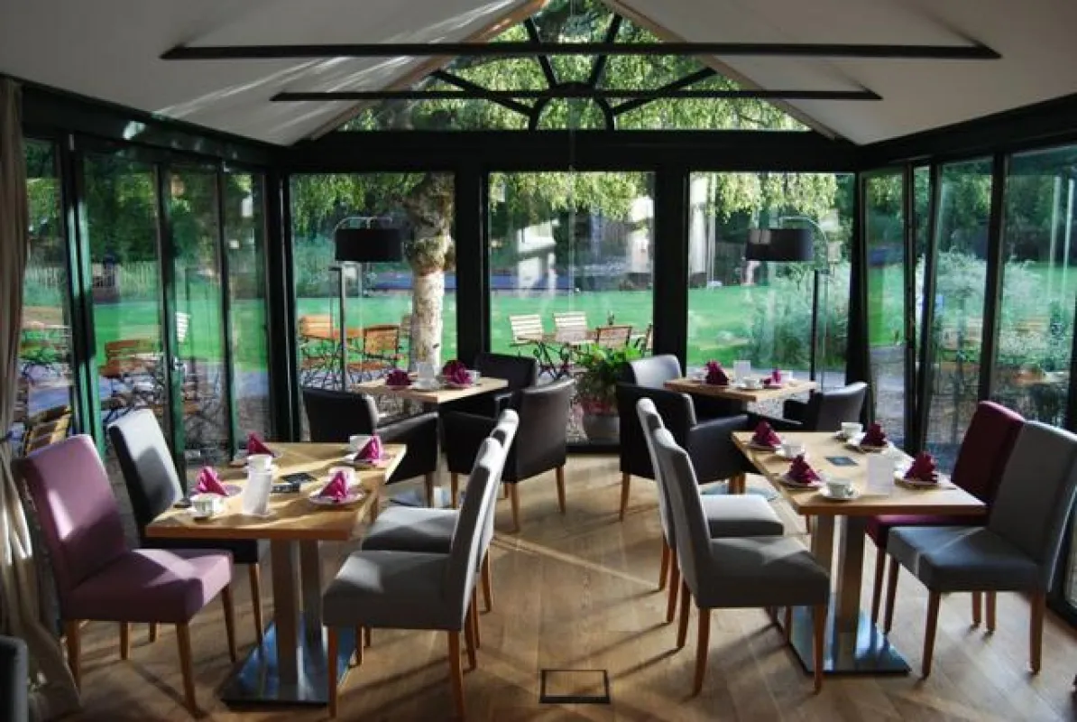 Netzwerken mit Blick auf den Teich: Im Café blätterteich können Zahnärztinnen netzwerken, entspannen
