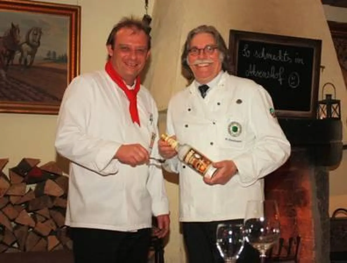 Die Küchenchefs A. Walter (li) und H. Oestmann (re) mit Löffeltrunk