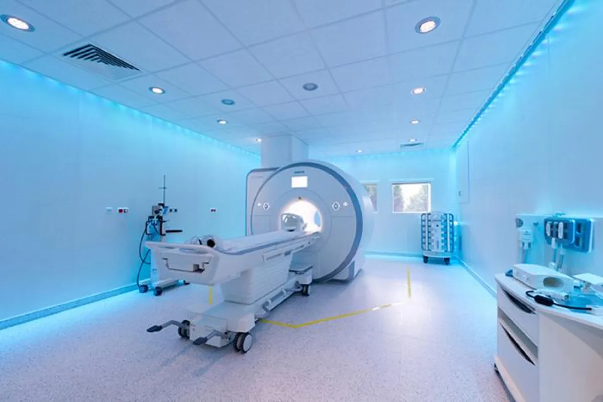 Erster MR-Untersuchungsraum Österreichs, der komplett mit  LEDs beleuchtet wird. Farbiges Raumlicht beruhigt Patienten.
