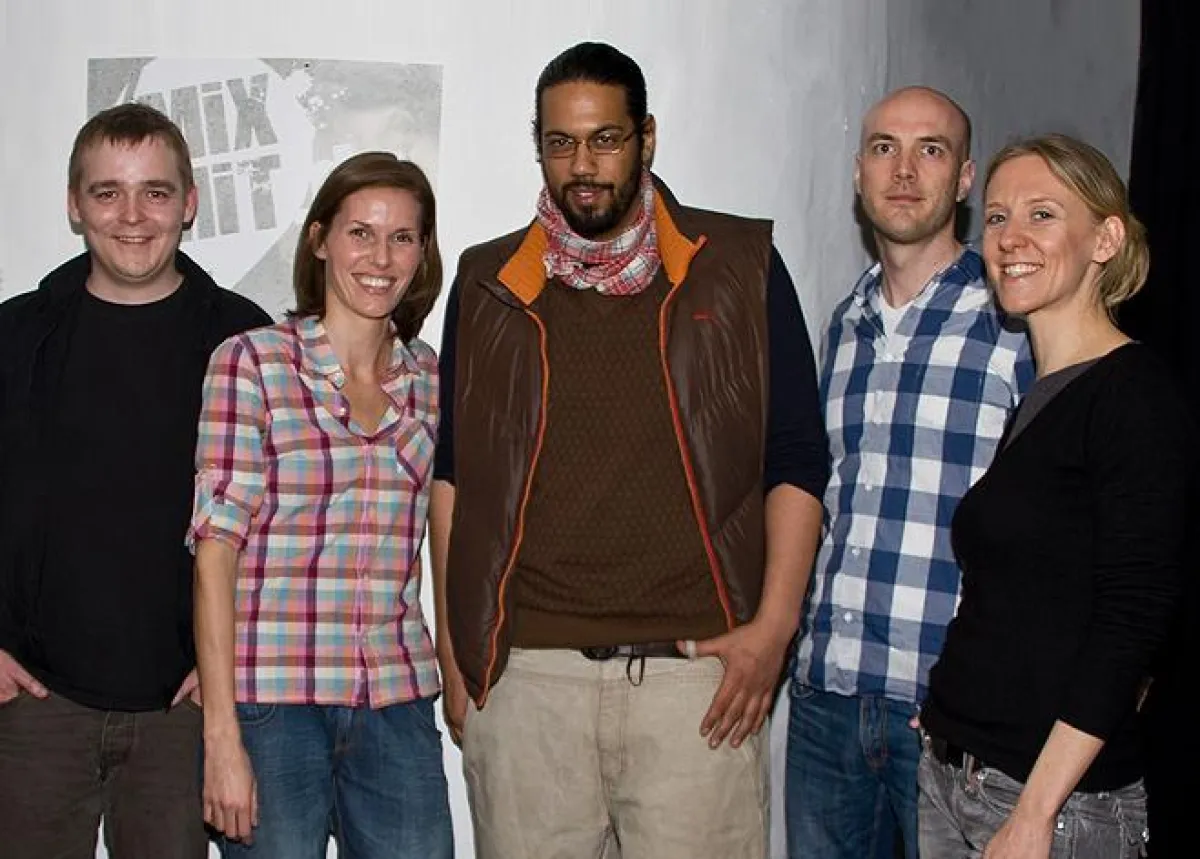 Im Bild von links nach rechts: Fabian Finke (Living Concept), Tina Schabacker (Herz & Seele), Samy Deluxe, Marc-Henning Hütte (Living Concept), Julia von Dohnanyi (Crossover e.V.)