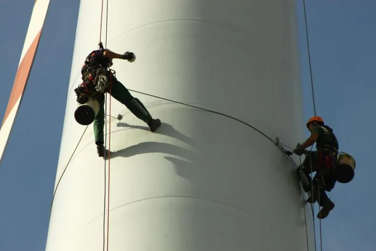 Bild: Rotorblattinspektion mit Thermografie und Schall