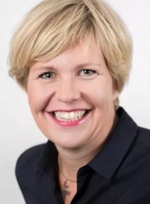 Bild: Inga Fischer informiert über den Verein für Fraueninteressen bei Network Women Grünwald e.V.