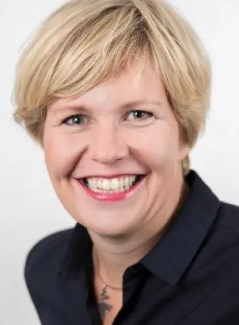 Bild: Inga Fischer informiert über den Verein für Fraueninteressen bei Network Women Grünwald e.V.