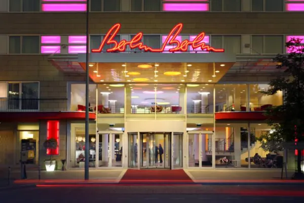 Frisch, frech und offen: Das Hotel Berlin, Berlin publiziert zum Thema Ausbildung innovativen Imagefilm Bild: Frisch, frech und offen: Das Hotel Berlin, Berlin publiziert zum Thema Ausbildung innovativen Imagefilm