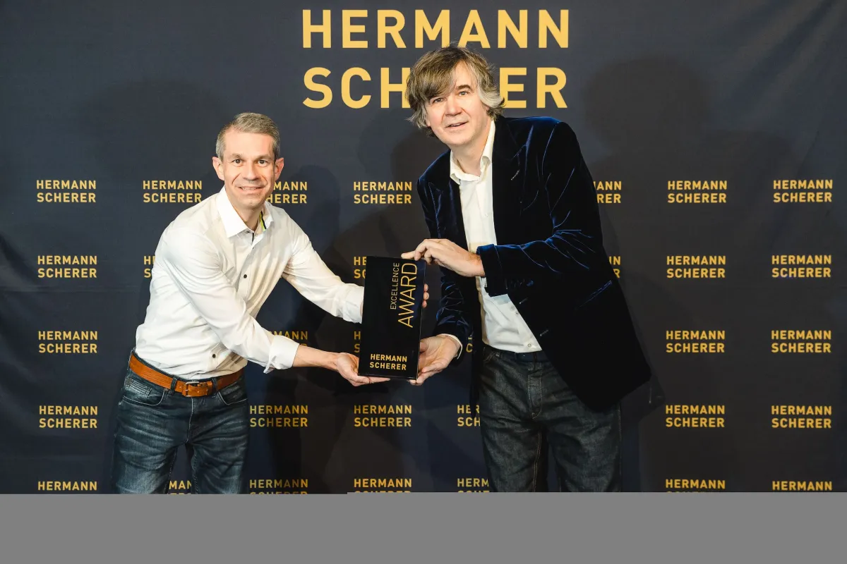 Martin Strohmenger erhielt von Hermann Scherer den “Excellence Award” verliehen. Foto: Dominik Pfau
