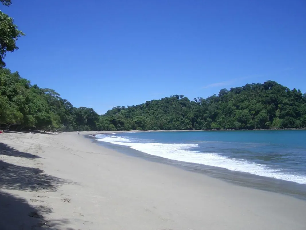 Reise zu den Naturwundern Costa Ricas: Entspannende Momente am Strand des Manuel Antonio Nationalparks