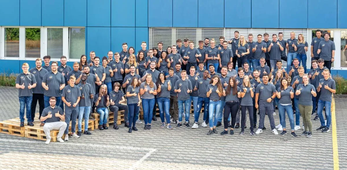 Die neuen Azubis der ZUFALL logistics group freuen sich auf spannende Herausforderungen.